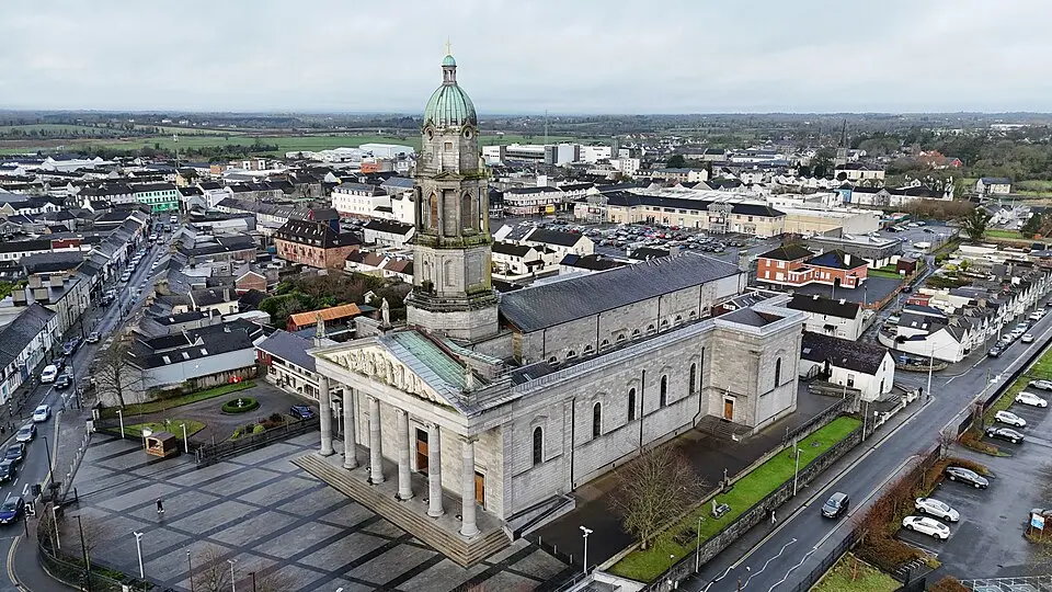 Image: 瑞丽江的河水 · CC BY-SA 4.0 cathédrale Saint-Mel de Longford