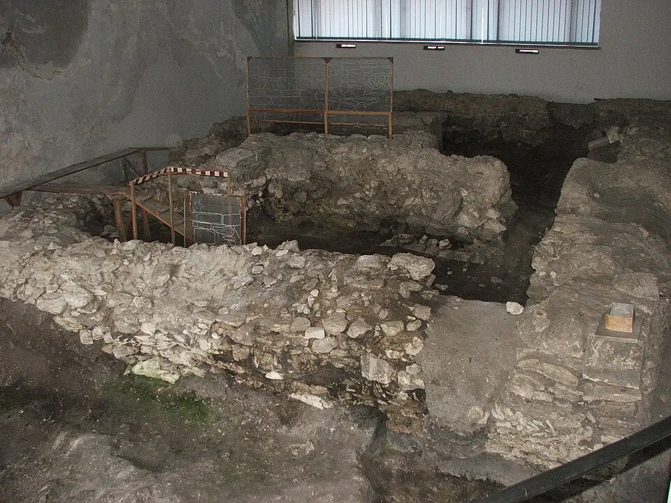 Fundamenty kościoła romańskiego św. Mikołaja, X