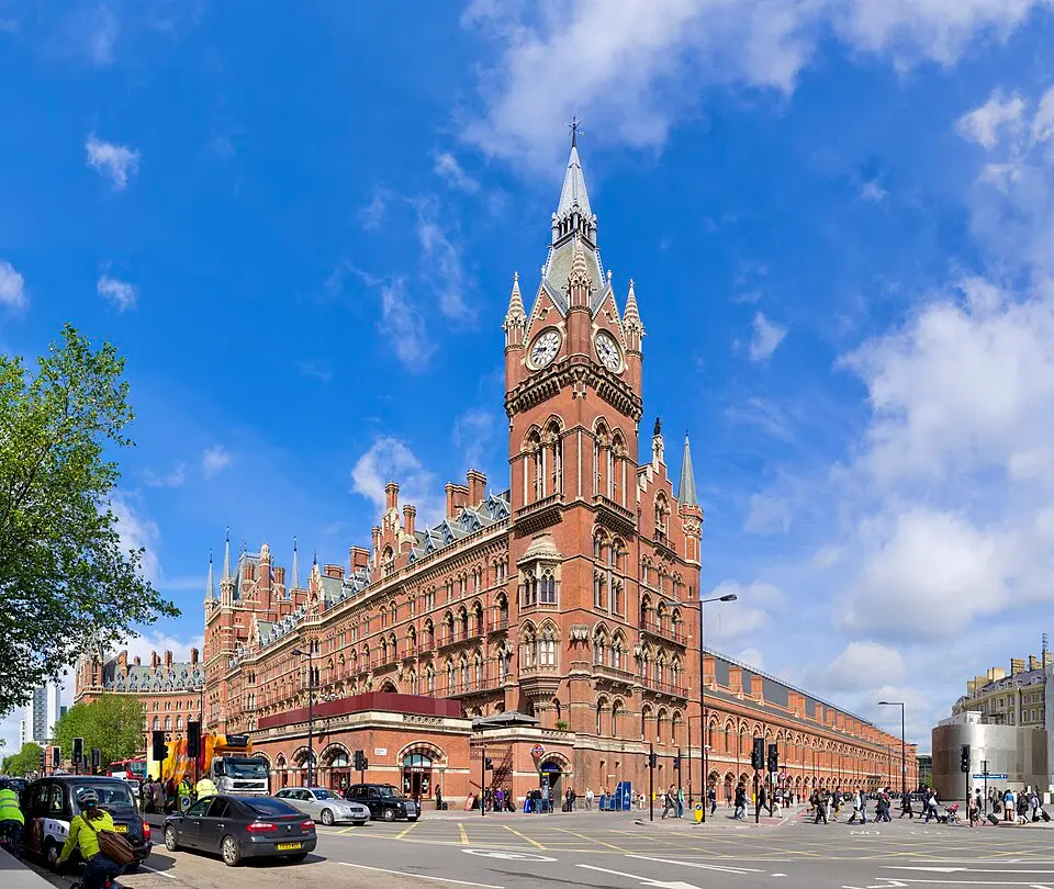 Image: Colin · CC BY-SA 3.0 St. Pancras Renaissance London Hotel