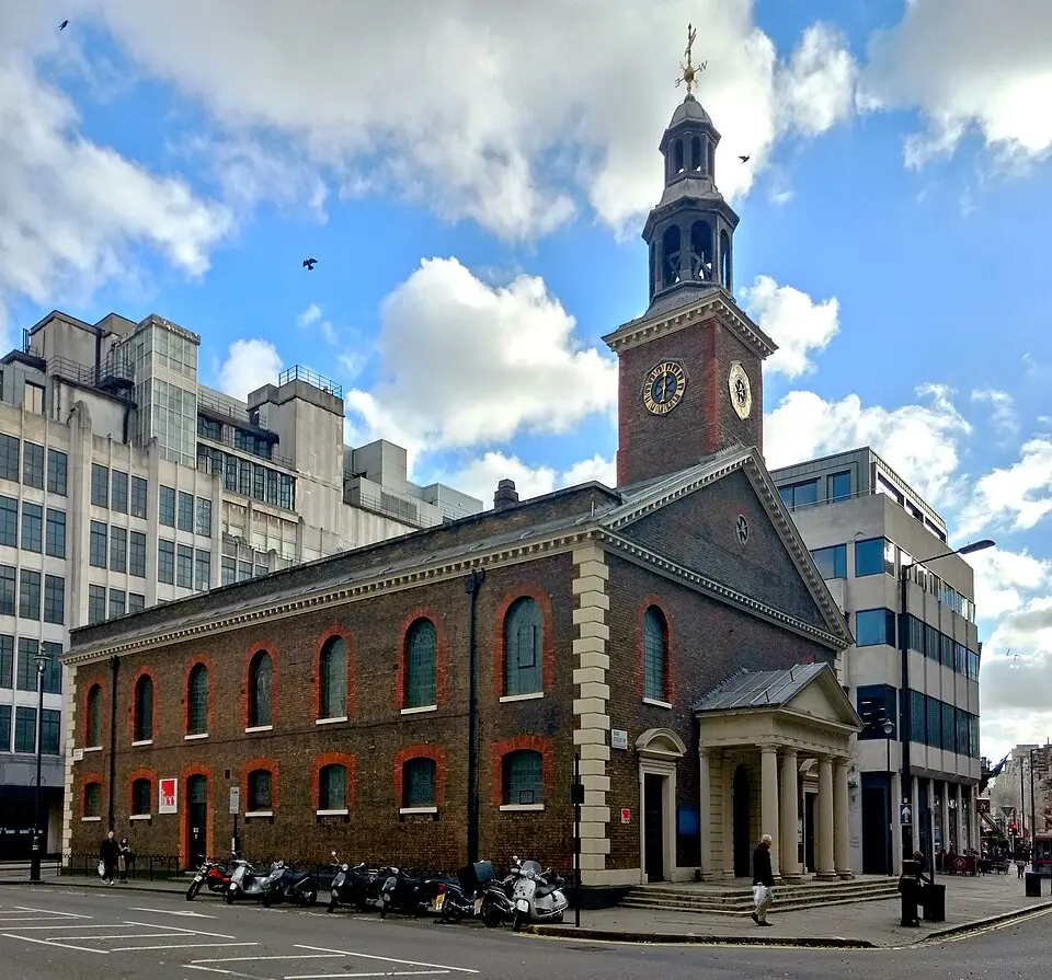 Immagine: Philafrenzy · CC BY-SA 4.0 St Peter, Vere Street