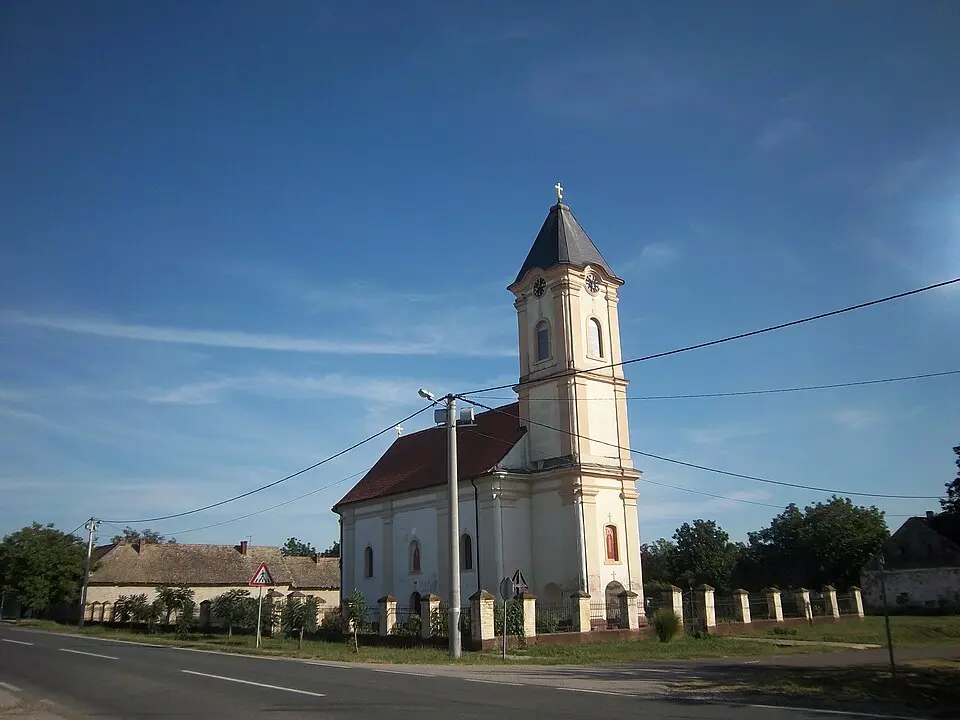 Slika: MirkoS18 · CC BY-SA 3.0 Pravoslavna crkva sv. Petke u Banovcima