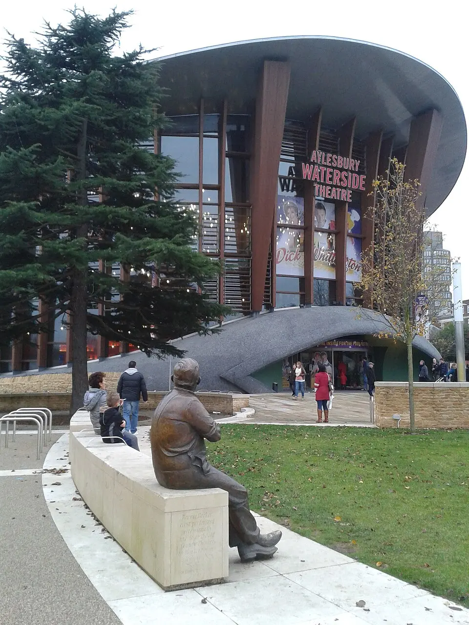Image: Virginia Knight · CC BY-SA 2.0 Aylesbury Waterside Theatre