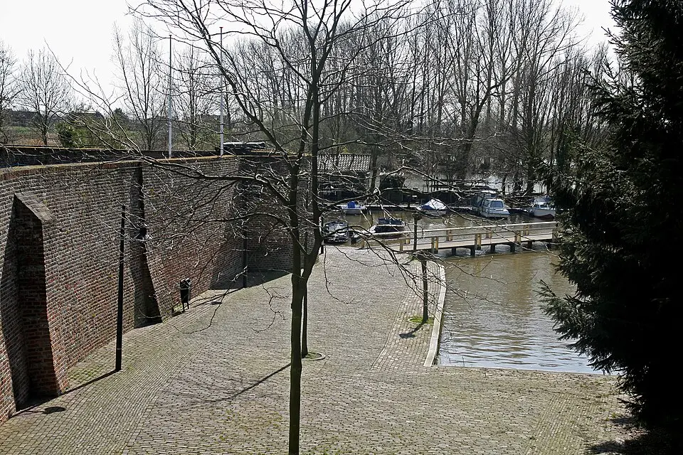 Langs de Linge fragment van de stadsmuur