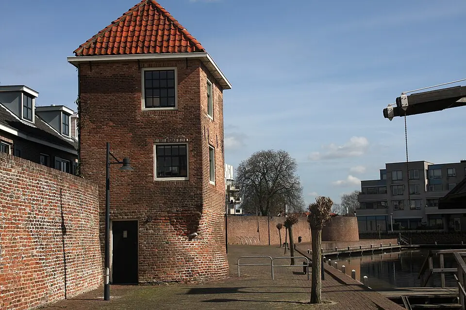 Langs de Linge fragment van de stadsmuur met zware, vierkante toren