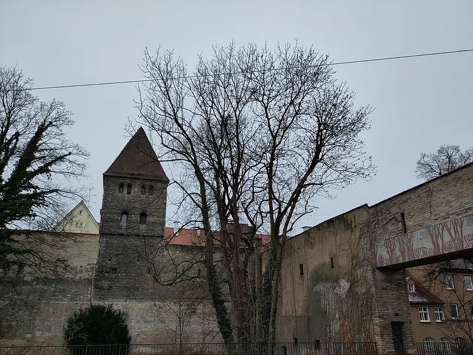 Kép: Erik.kueng · CC BY-SA 4.0 Stadtmauer Am Vogeltor 2 in Augsburg (D-7-61-000-1052#1)