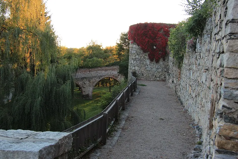 Befestigungsanlage, Vorwerke mit Schlossbrücken