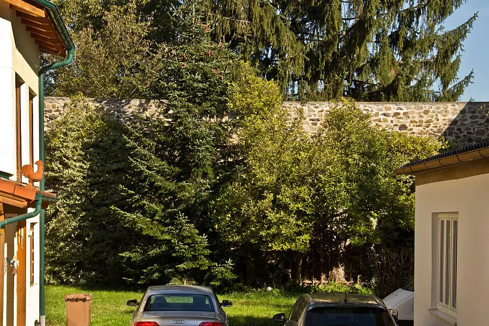 Bild: Duke of W4 · CC BY-SA 3.0 AT Teil der Stadtmauer