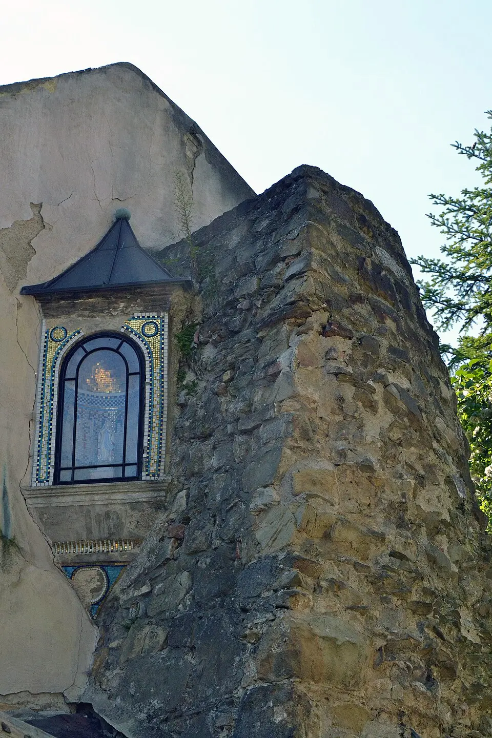Bild: HeinzLW · CC BY-SA 3.0 AT Wohnhaus, Stadtmauer