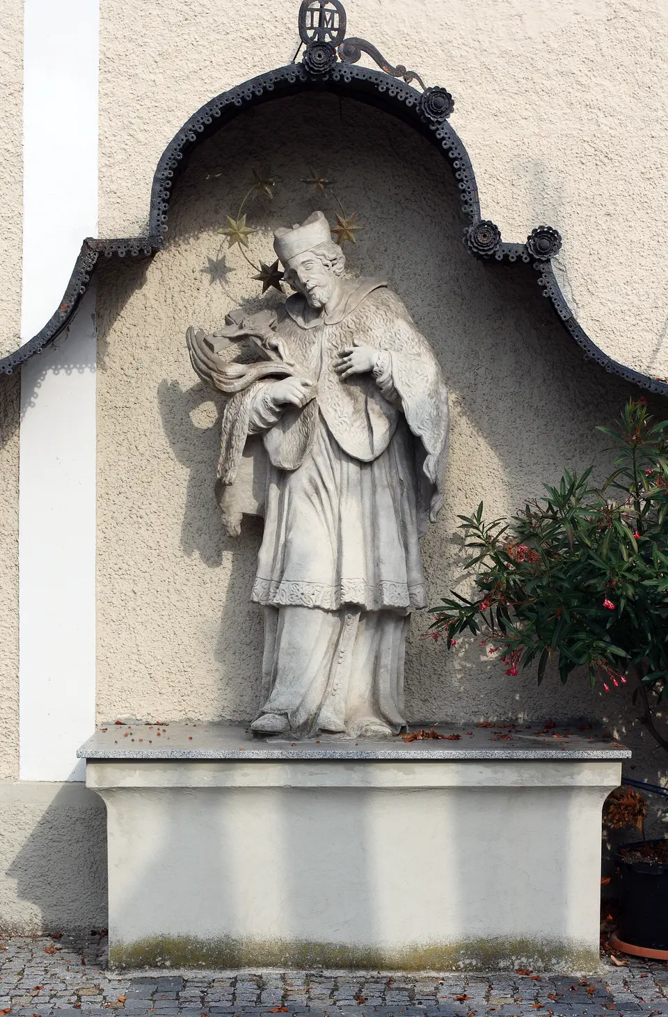 Image: Foto: Christoph Waghubinger (Lewenstein) · CC BY-SA 3.0 AT Figurenbildstock hl. Johannes Nepomuk