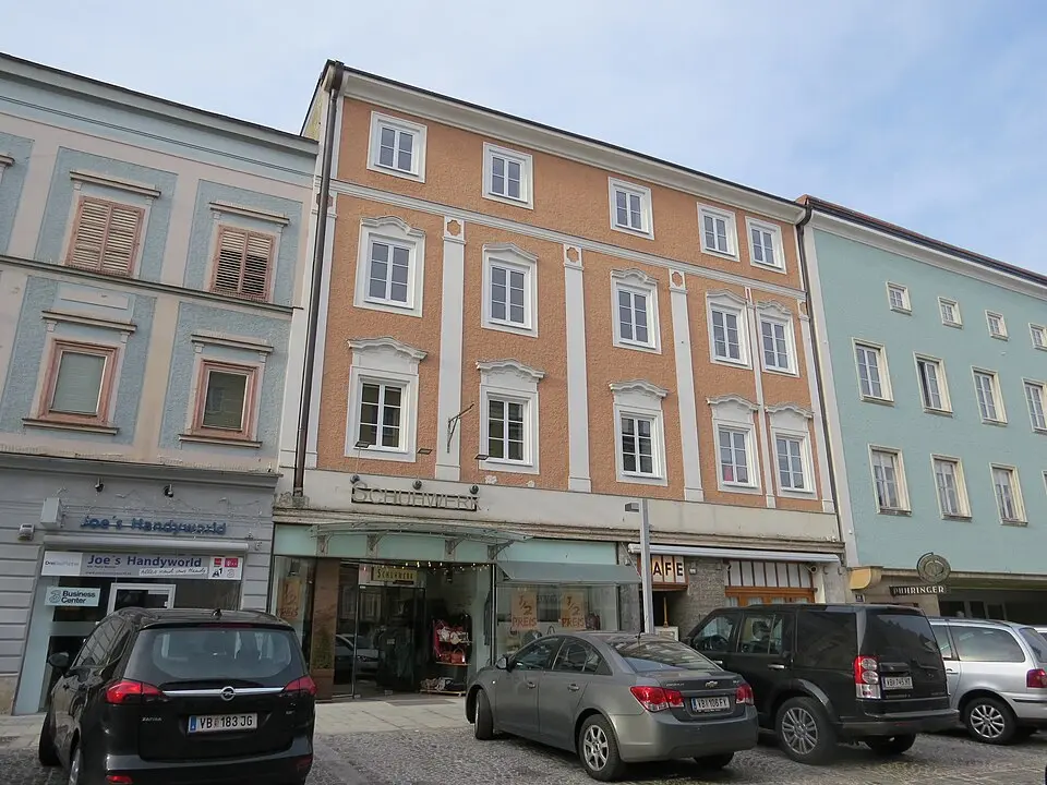 Bürgerhaus mit Arkadenhof, barockem Brunnen und Denkmal