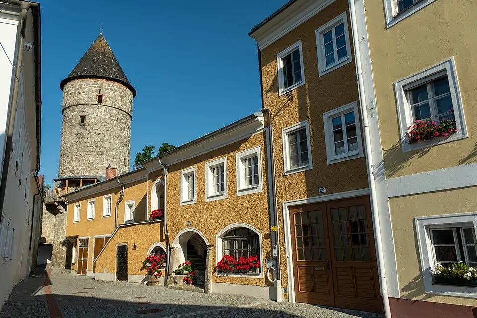 Alte Stadtschmiede, Schaiblingturm mit Teil der inneren Stadtmauer und Zwinger