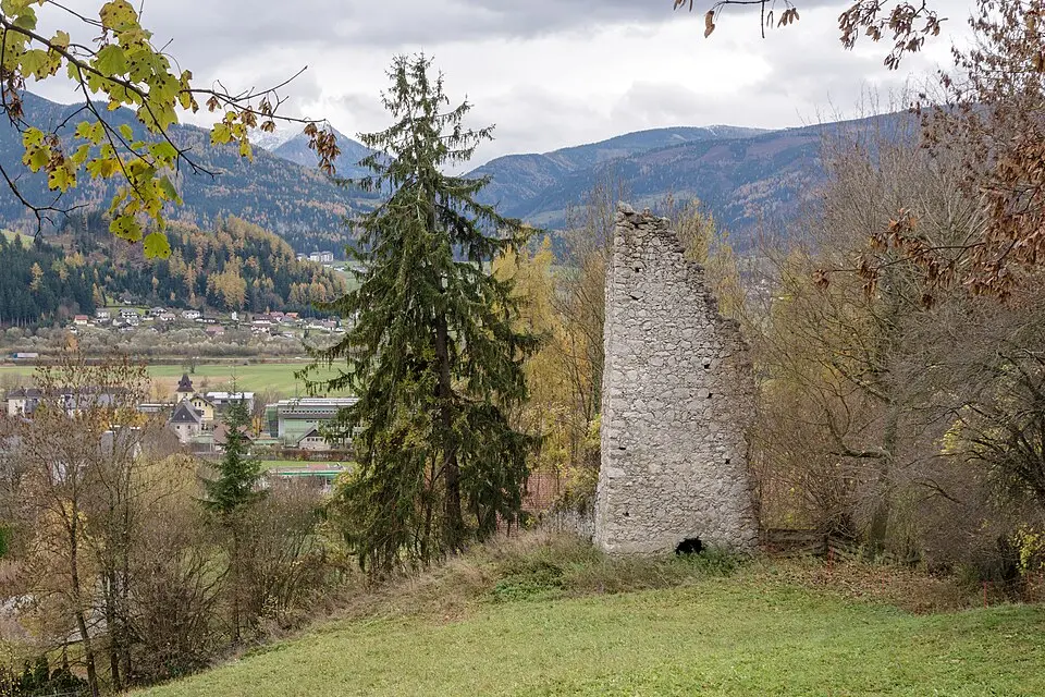 Bild: Isiwal · CC BY-SA 3.0 AT Burgruine Oberstainach