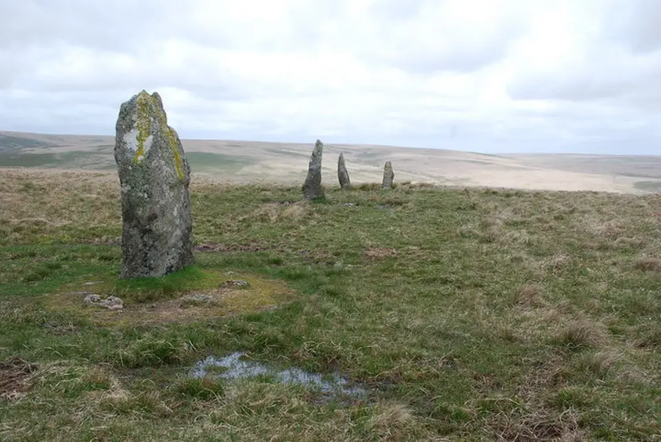 Stone alignment and cairns on Stalldown