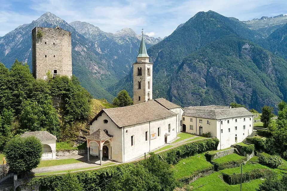 Kirche Santa Maria Assunta und Pfarrhaus (ehemaliges Kloster)