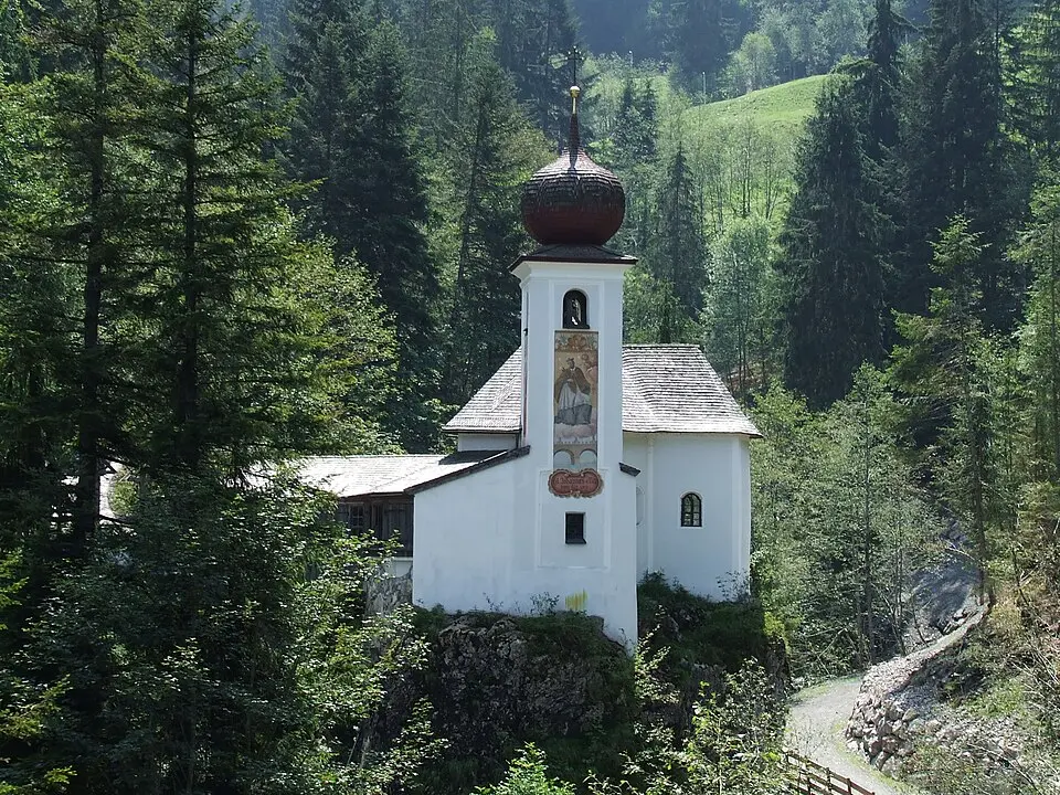 Stampfanger-Kapelle mit Brücke und Kreuzgruppe