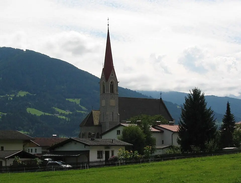 Kath. Pfarrkirche Herz-Jesu und Friedhof