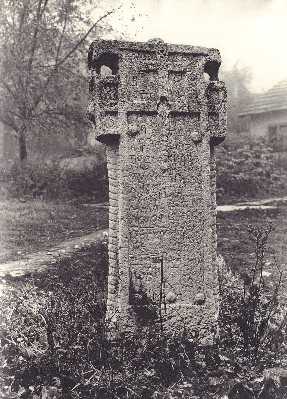 Стари камени споменик