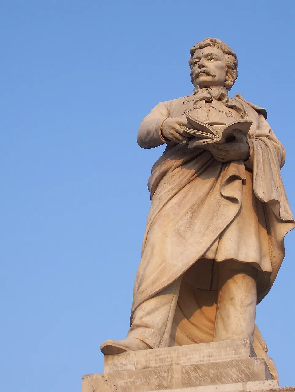 Statuia lui Gheorghe Lazăr din București