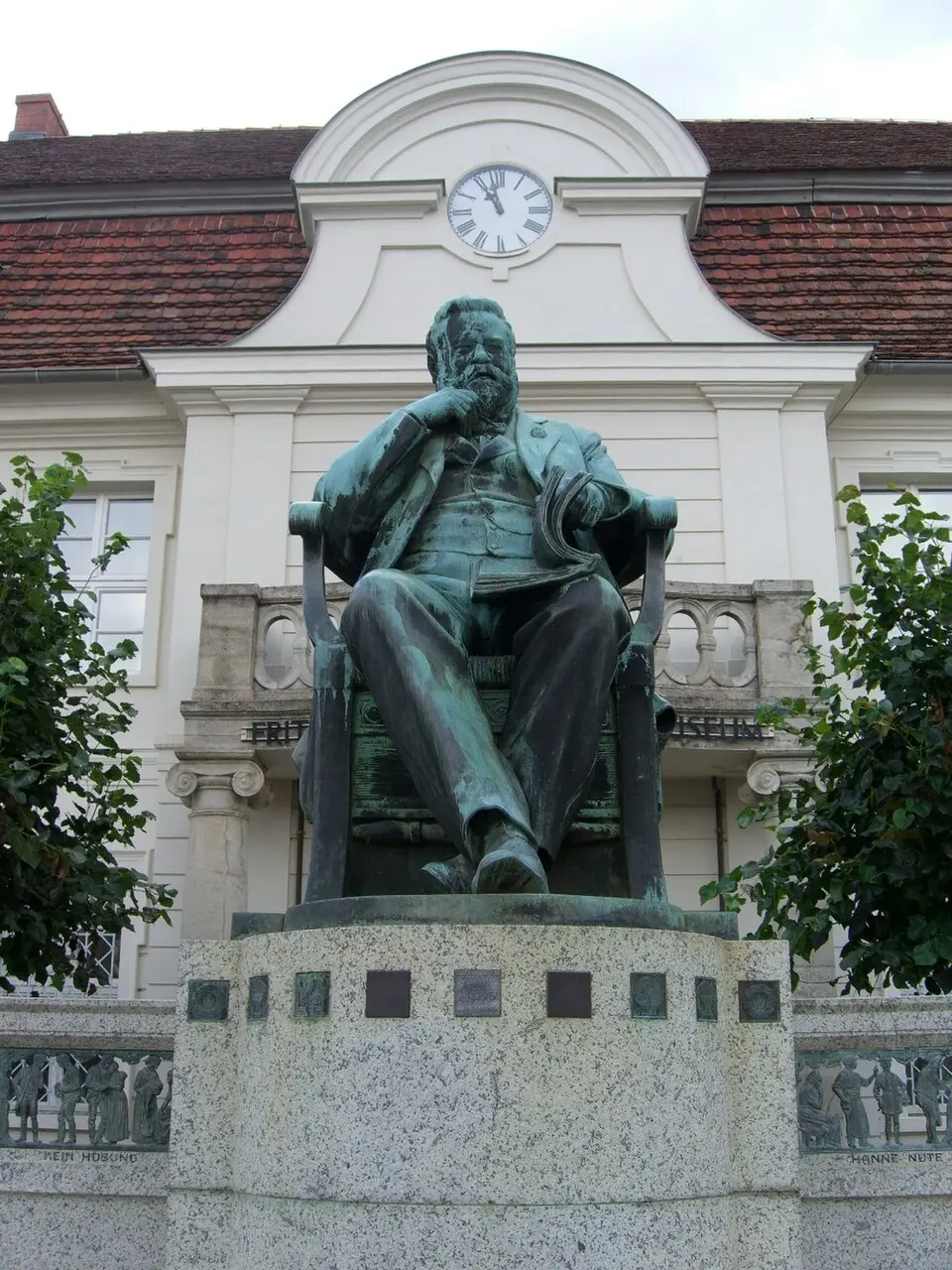 Obrázok: Ruchhöft-Plau · CC BY-SA 3.0 Fritz-Reuter-Denkmal