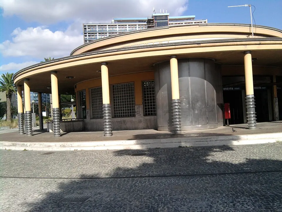 Mostra-Stadio Maradona railway stop