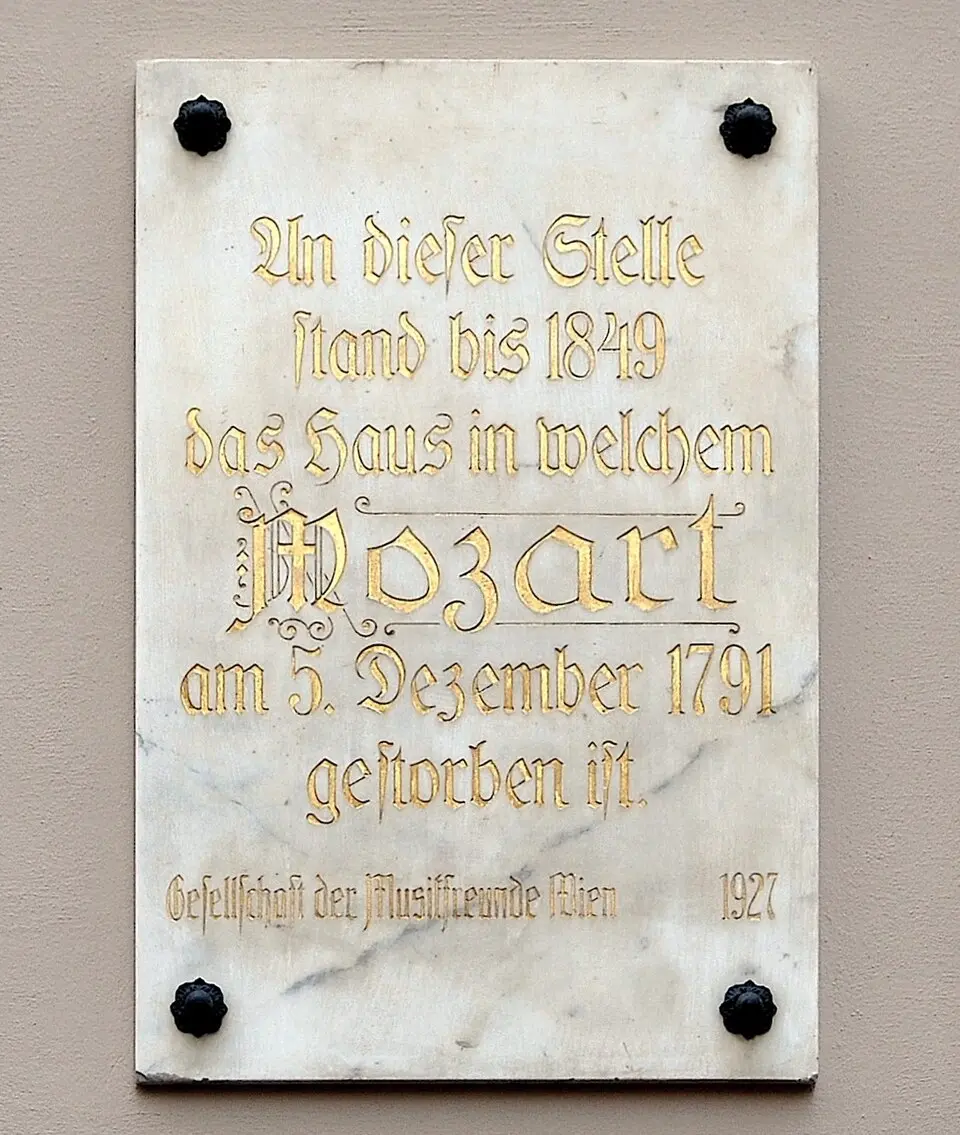 Obrázok: Johann Werfring · CC BY-SA 3.0 Gedenktafel für Wolfgang Amadeus Mozart (Wien, Rauhensteingasse 8)