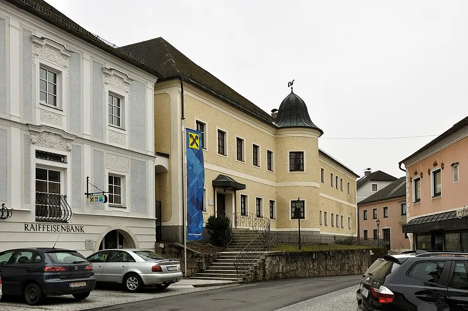 Image: Isiwal (talk) · CC BY-SA 3.0 AT Pfarrhof, Aschhaus