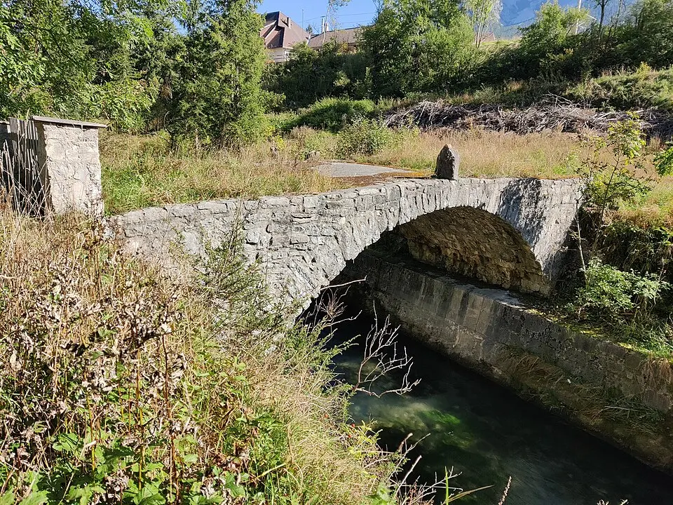 Alte Steinbrücke über die Loisach
