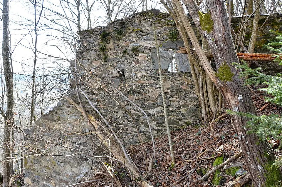 Burgruine Tevinia und Befestigungsanlagen