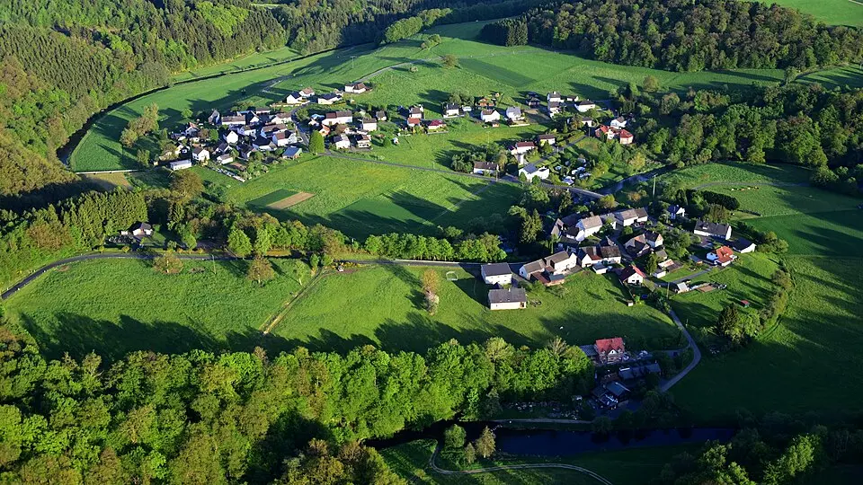Immagine: Wolkenkratzer · CC BY-SA 4.0 Stein-Wingert