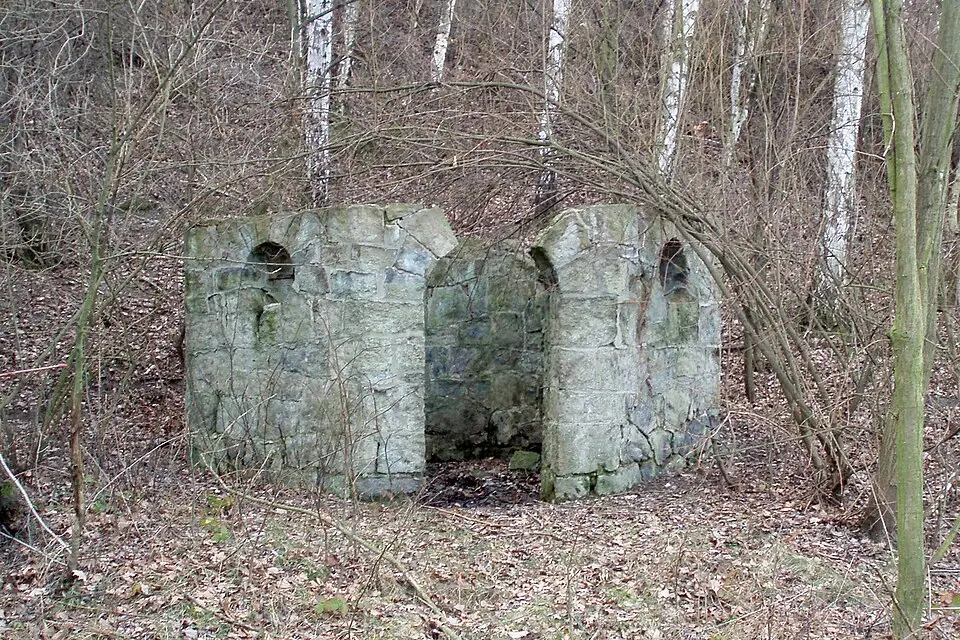 zřícenina kaple nad pramenem Stekník