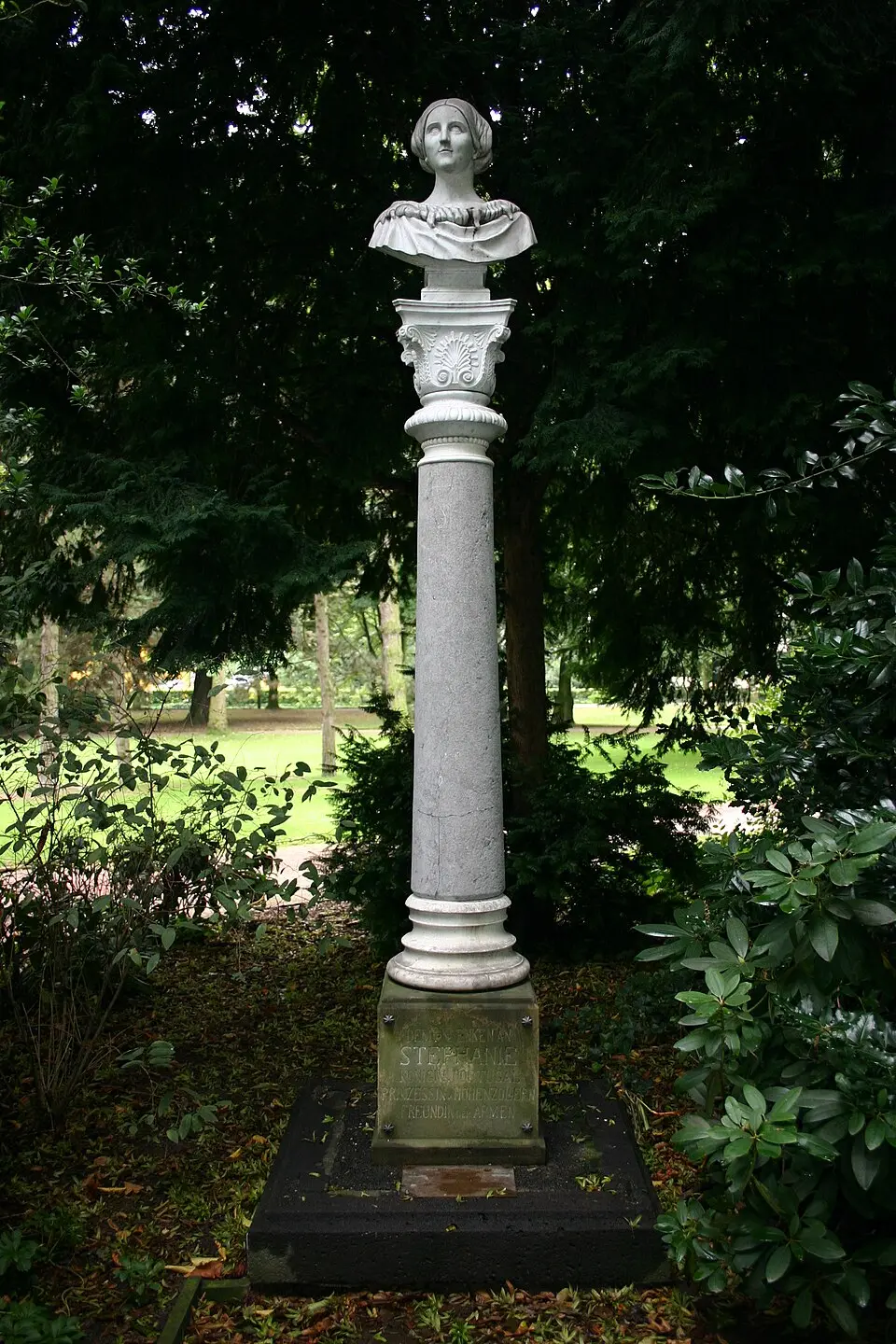 Image: T.M.L.-KuTV · CC BY-SA 3.0 DE Denkmal Prinzessin Stephanie von Hohenzollern, Hofgarten Düsseldorf