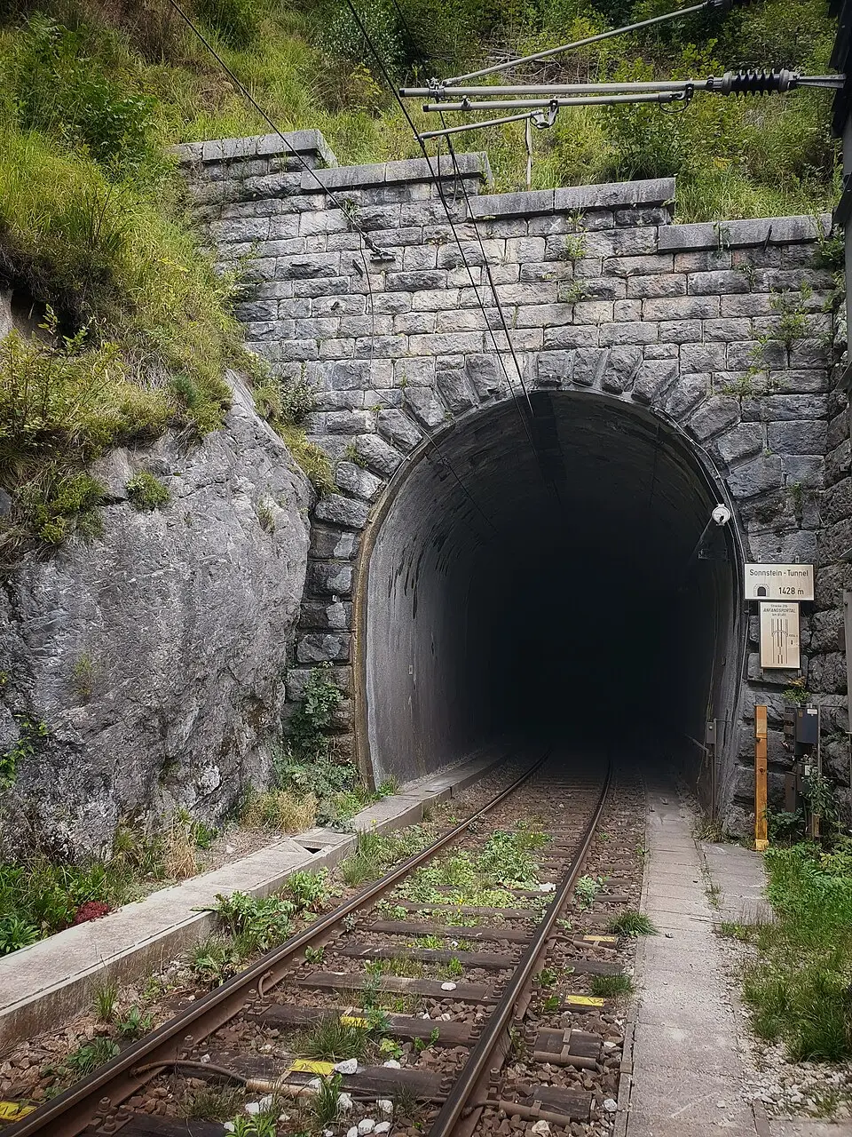 Stützmauer und Tunnelportal Ebensee