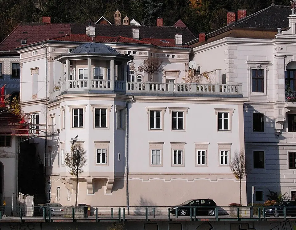 Villenartiges Mehrfamilienhaus