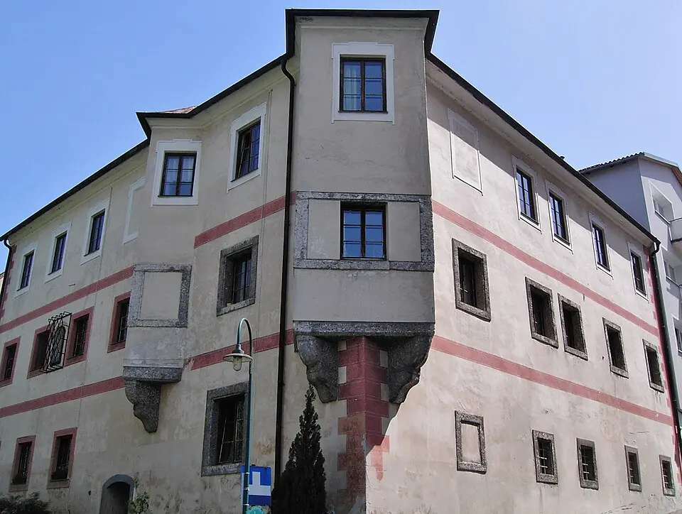 Bürgerhaus, Belleterker und Mauer