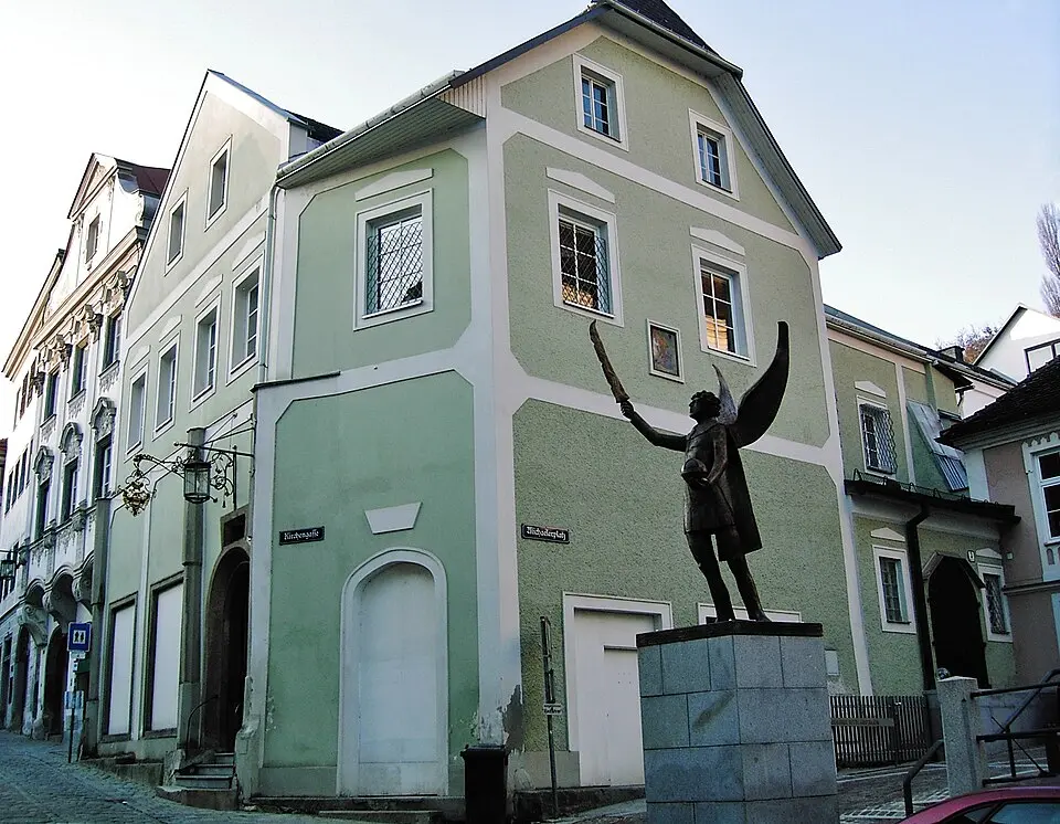 Bild: Bodory Thomas · CC BY-SA 3.0 Bürgerhaus, Gasthaus Goldener Adler samt Hauszeichen