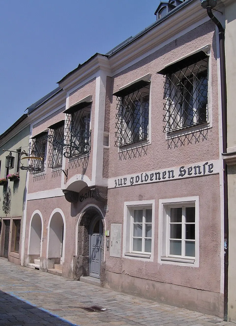 Gasthaus Goldene Sense samt Hauszeichen