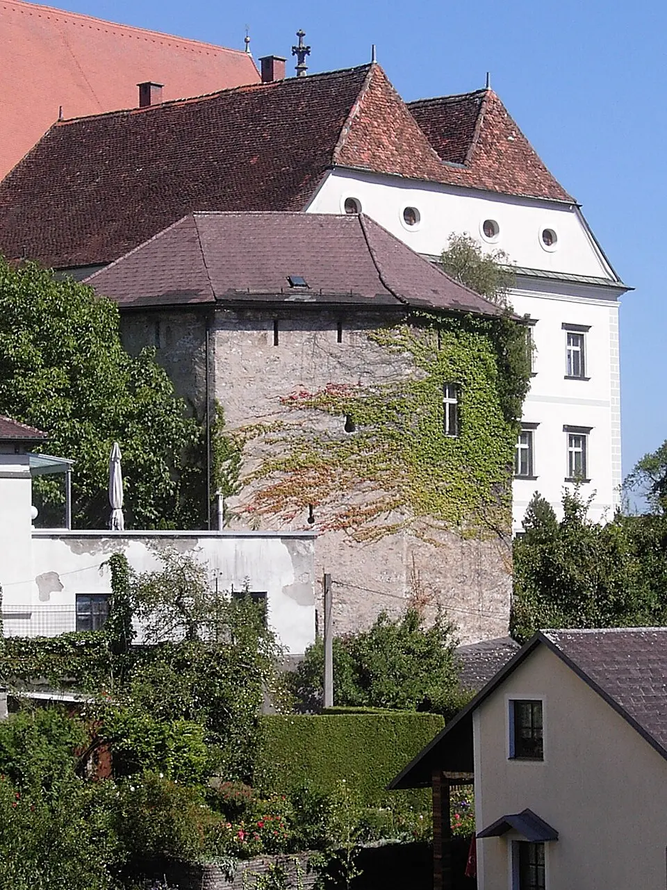 Stadtbefestigung (Gesamtanlage) Steyr samt angrenzendem Stadtplatz mit seinen Resten mittelalterlicher Vorgängerbauten