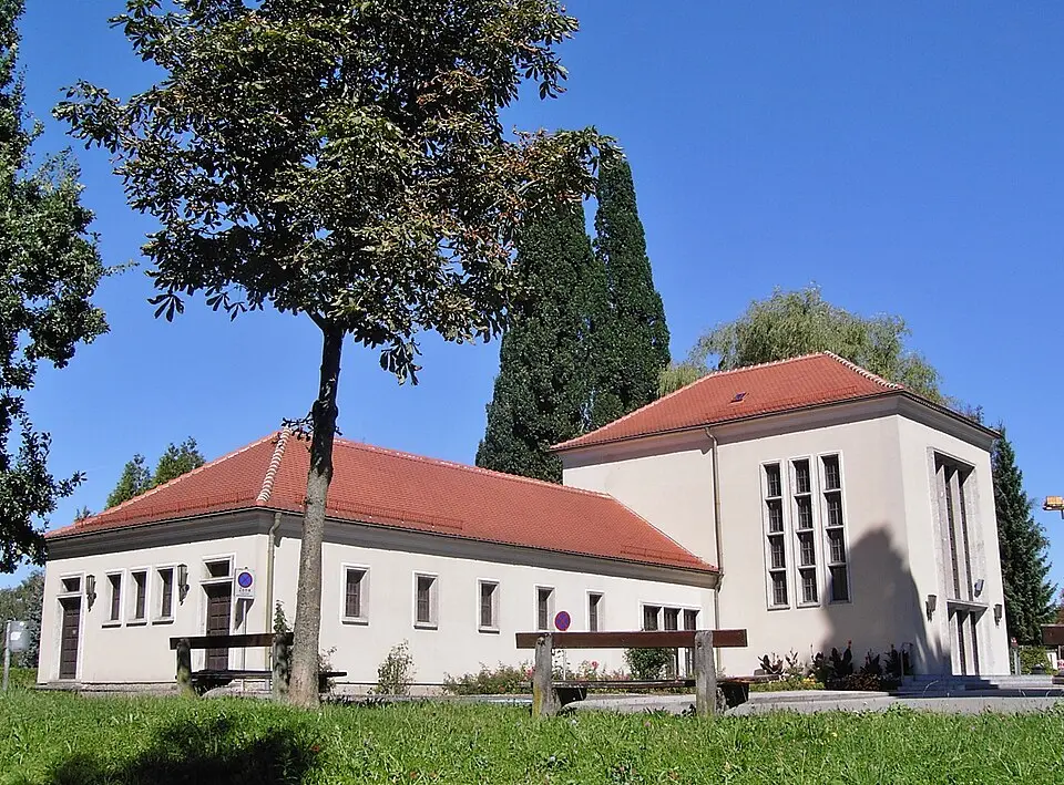 Aufbahrungshalle mit Nebengebäude und Umzäunung