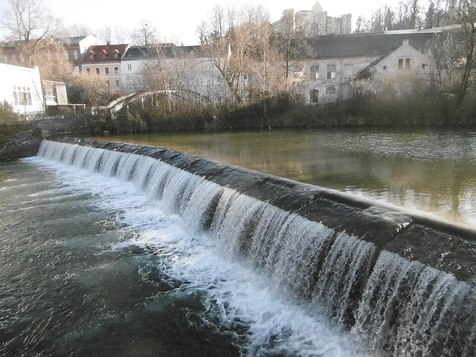 Wehr in der Enns zwischen Bogenbrücke und ehem. Schaftfabrik