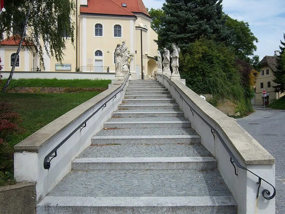Stiegenaufgang mit Heiligenfiguren