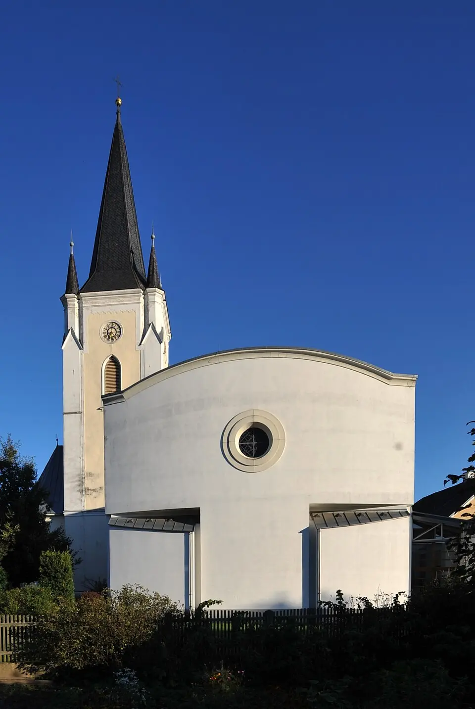 Kath. Pfarrkirche hl. Margaretha, Kruzifix/Kreuz, Kirchhofmauer