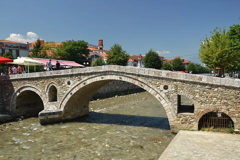 vieux pont de pierre à Prizren