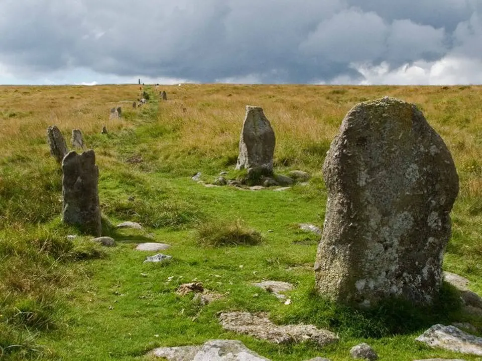 Obrázok: Mike White · CC BY-SA 2.0 Stone alignment, cairns, enclosed prehistoric settlement and a length of reave on Hurston Ridge