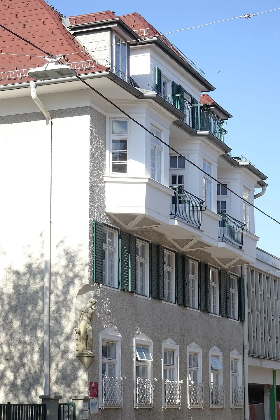 Wohn- und Geschäftshaus mit Einfriedung und Abschnitt der ehem. Zwingermauer der Stadtbefestigung