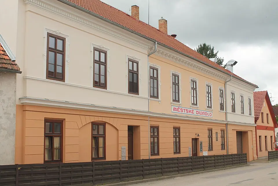 Kép: Harold · CC BY-SA 4.0 městské divadlo Stráž nad Nežárkou