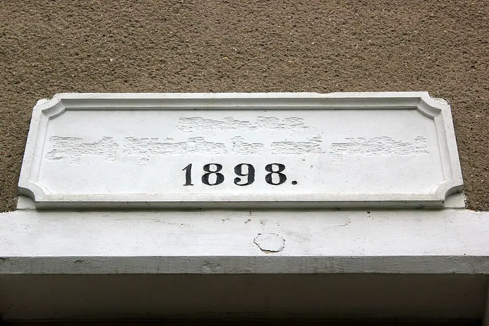 Schule mit Gedenktafel für Korla Awgust Kocor (1822–1904) Warthaer Dorfstraße 30 (ehemals Dorfstraße 30)