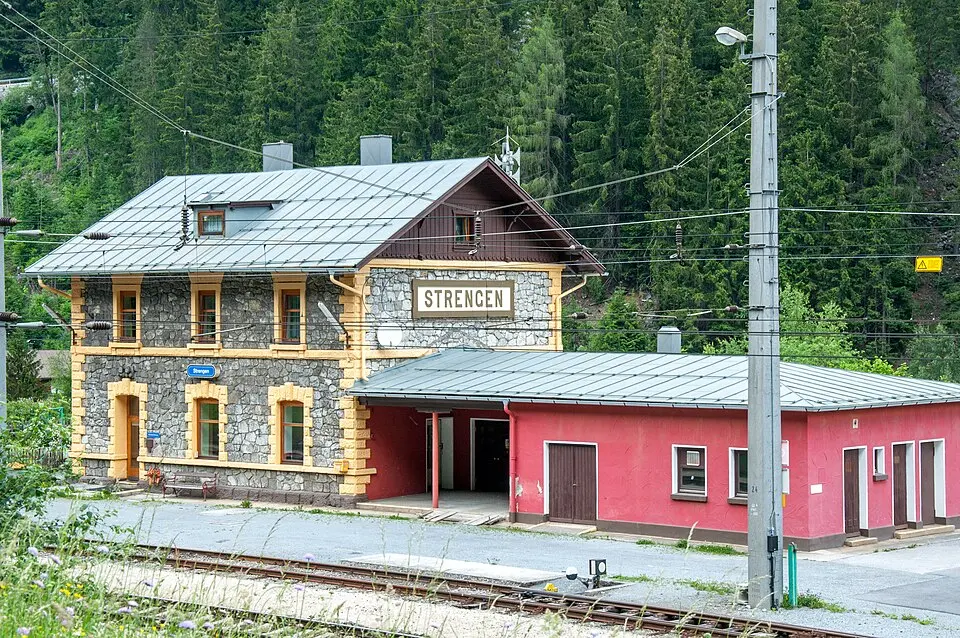 Aufnahmsgebäude Strengen