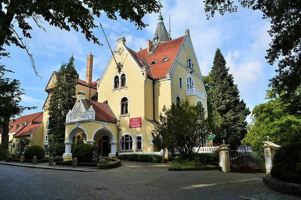 Pałac Bursztynowy w Strzekęcinie