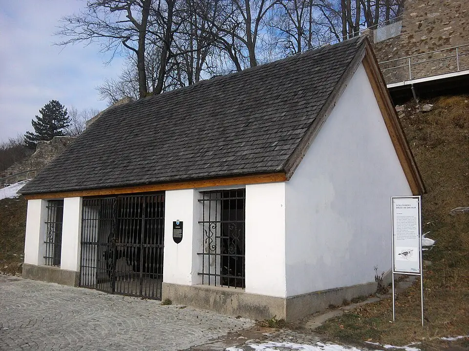 Stuckhütte und Waffensammlung