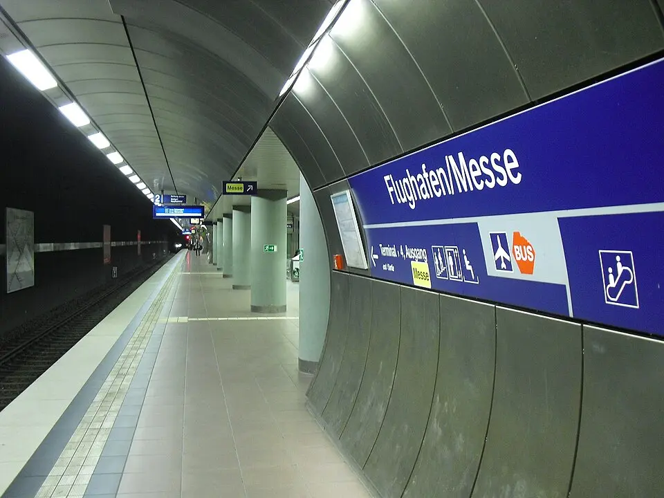 Bild: Baron2105 · CC BY-SA 3.0 Bahnhof Stuttgart Flughafen/Messe